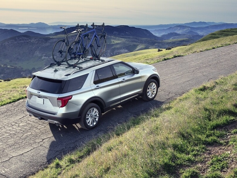 Ford Explorer with bikes on roof