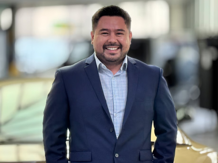 Eladio Valencia Used Car Manager Speaks Spanish