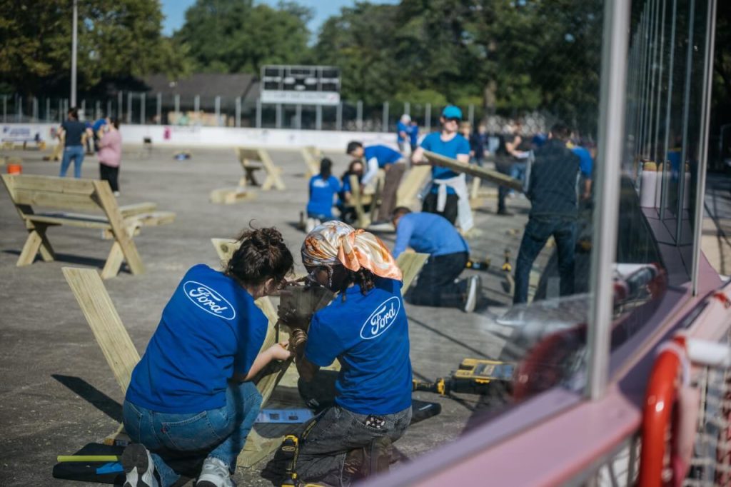 Ford Carhartt Tool Bank Usa 04 1834